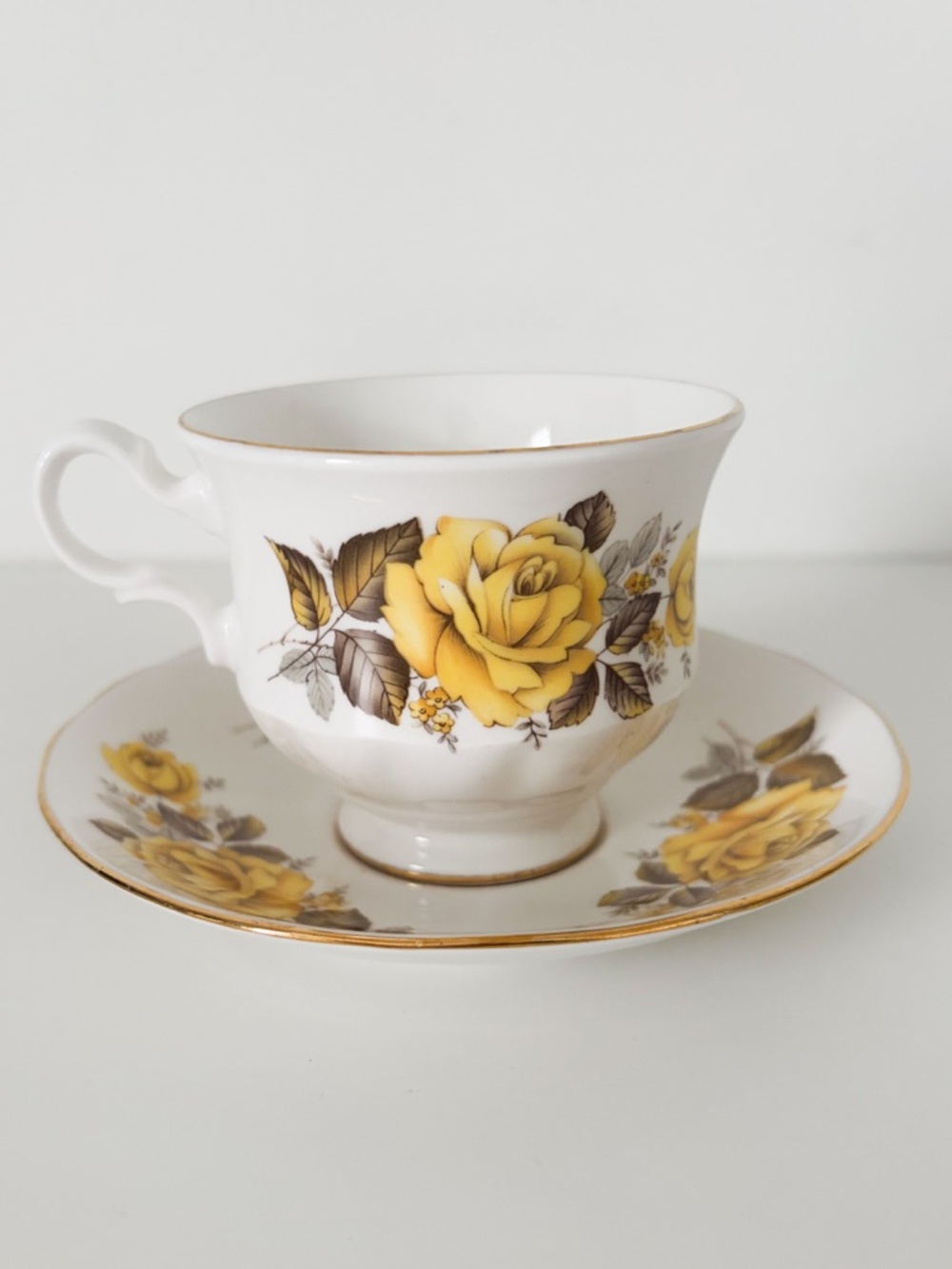 Vintage Queen Anne Fine Bone China Tea Cup & Saucer - Gold Filigree - Picture 5 of 6